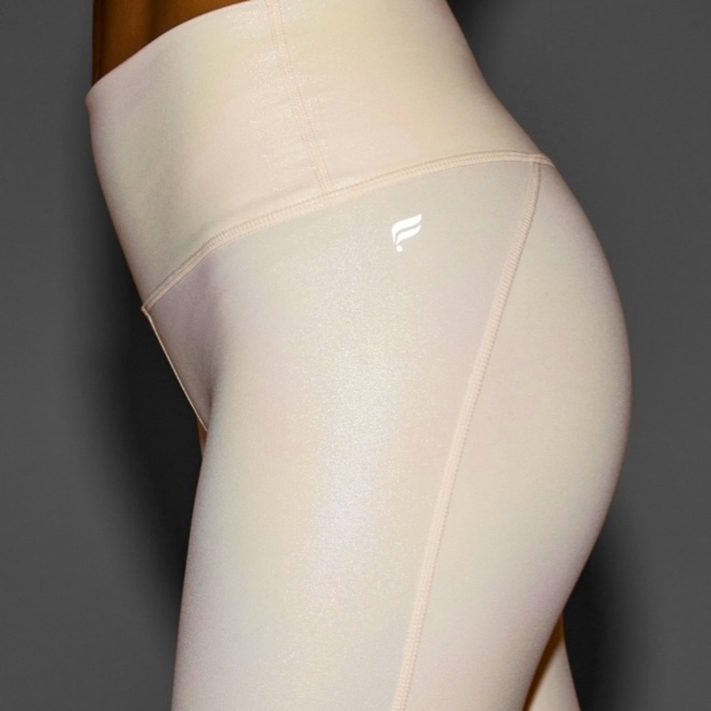 Pearlescent ivory high wasted 7/8 fabletics leggings (never been worn)